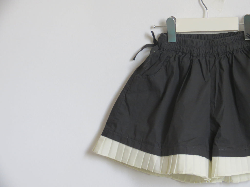 pleated hem shorts